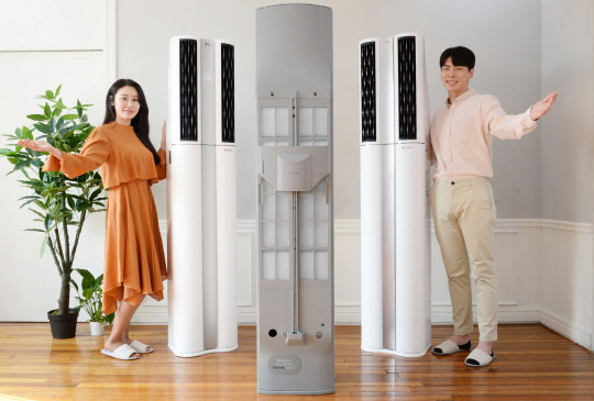 LG전자는 휘센 브랜드 론칭 20주년을 맞아 기념으로 휘센 씽큐 에어컨 '듀얼 스페셜 플러스'를 국내 시장에 출시했다고 7일 밝혔다. 모델들이 제품을 소개하고 있다. <LG전자 제공>